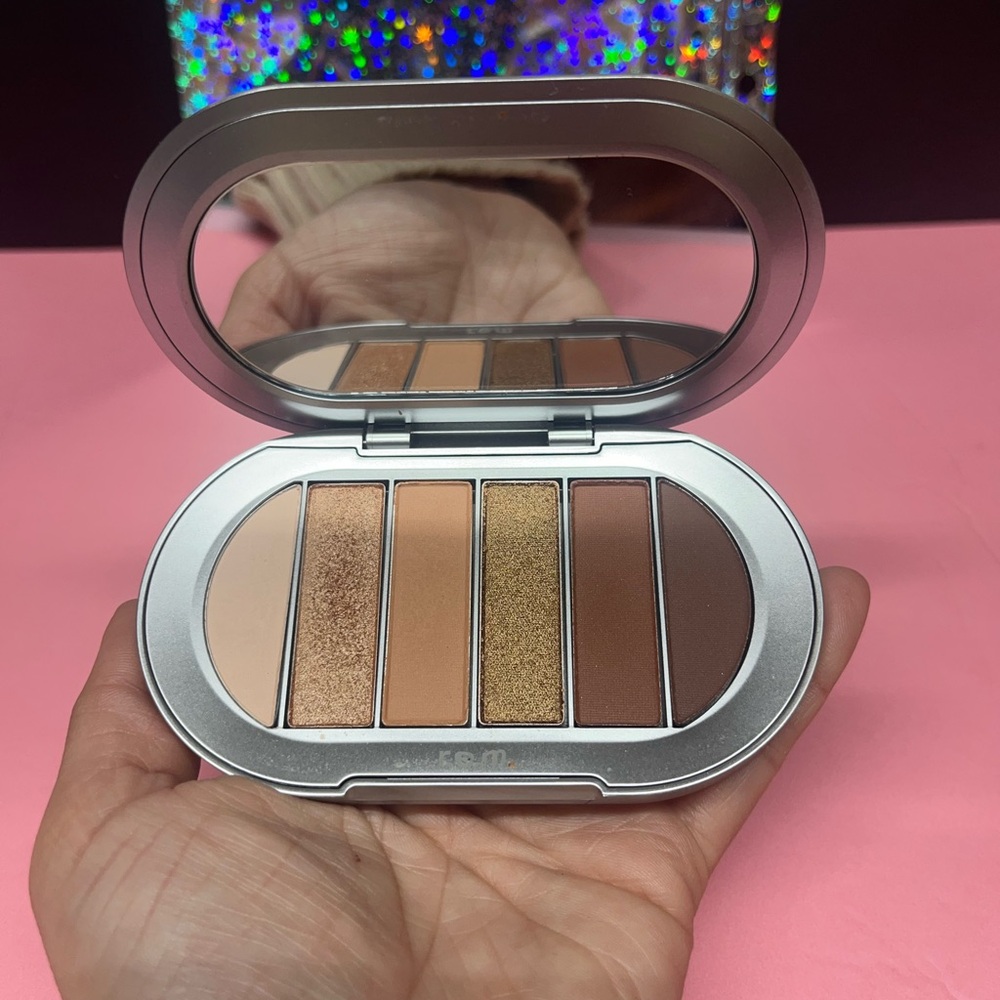R.E.M BEAUTY eyeshadow pallet - Picture 3 of 5